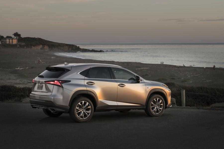  Lexus NX300 F-Sport 2017 года  (NA) (фото 8 из 41)